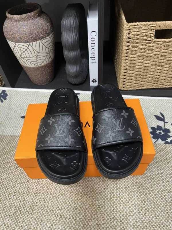 P270🏆Louis Vuitton 🏆[Louis Vuitton] Spring/Summer 2025 [Men's Flip Flops] 🎯🎯As an active family in the fashion industry ⭐ Lv is characterized by bold innovation ⚡Create this casual business style for Chinese fashionable men ✨The fabric is made of imported high-grade cowhide 🔥 Clean and neat ⚡Fashionable and elegant🌹Breathable, sweat-absorbent and deodorant👈So luxurious, high-end and domineering. 👍Must be sold if you repost the picture. Number of yards: 38--46. Color: 🎉 For large quantities. Welcome to repost.